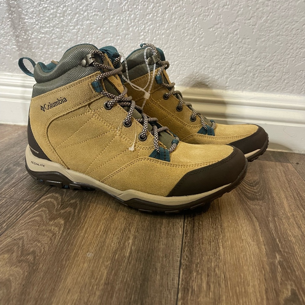 Brand New Columbia Mount Carmel Mid waterproof Tan hiking boots women’s size 10